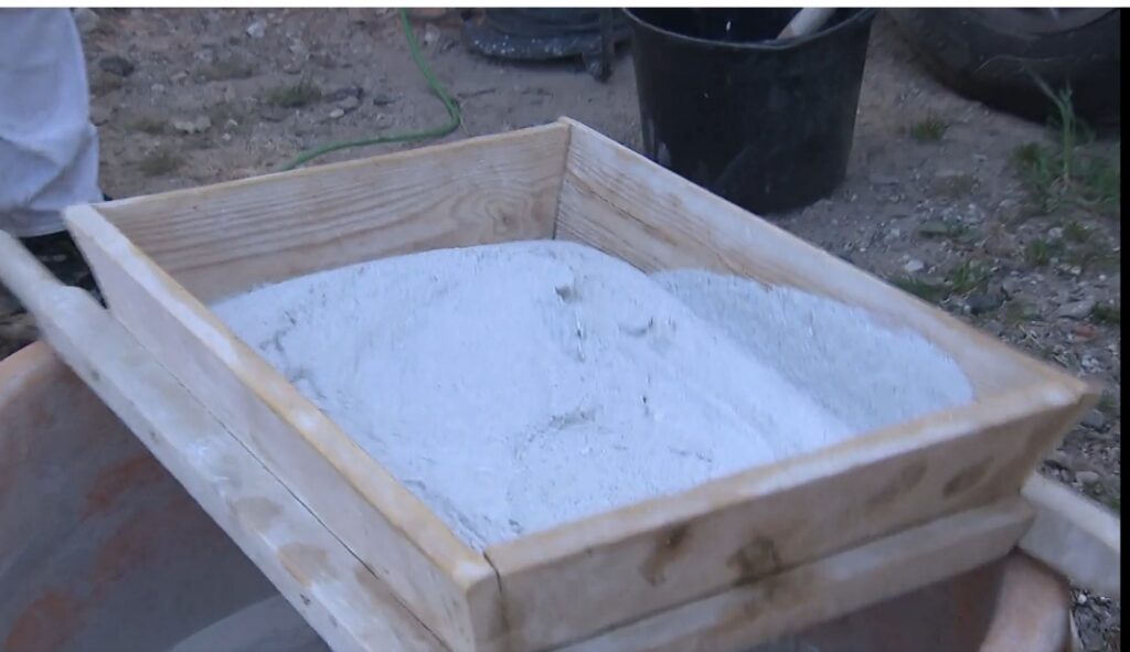 Siivilöidään kalkkitahnaa perinnerakentamiskeskus.fi hello world- artikkelit konservaattori Wilma Patomäki 